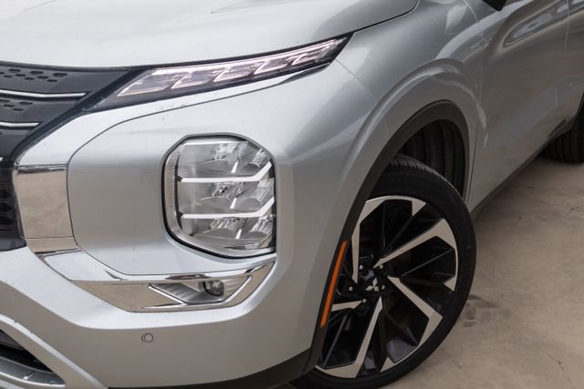 Used 2023 Mitsubishi Outlander SE image 3