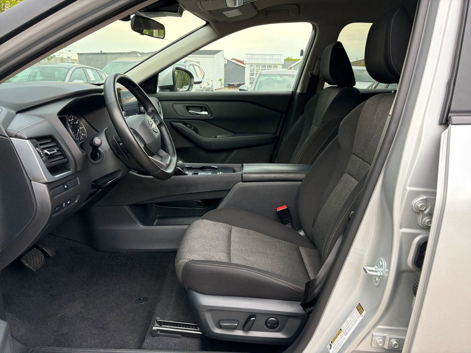 Used 2025 Nissan Rogue SV FWD image 29
