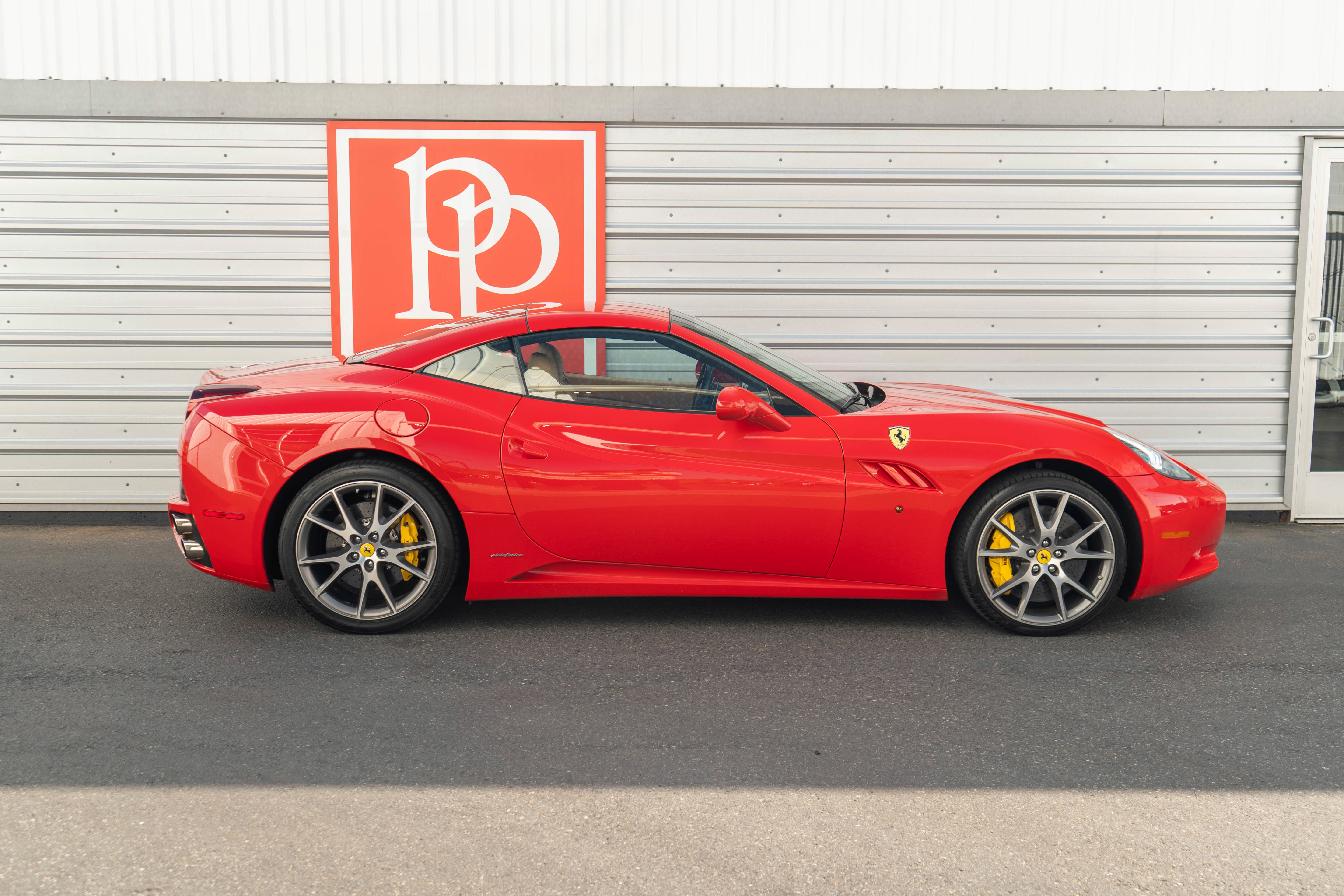 Used 2010 Ferrari California RWD image 42