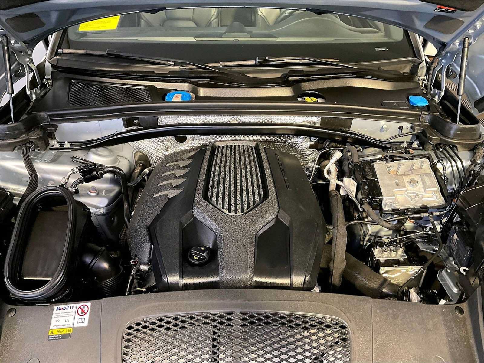 Certified 2023 Porsche Macan AWD/4WD image 32