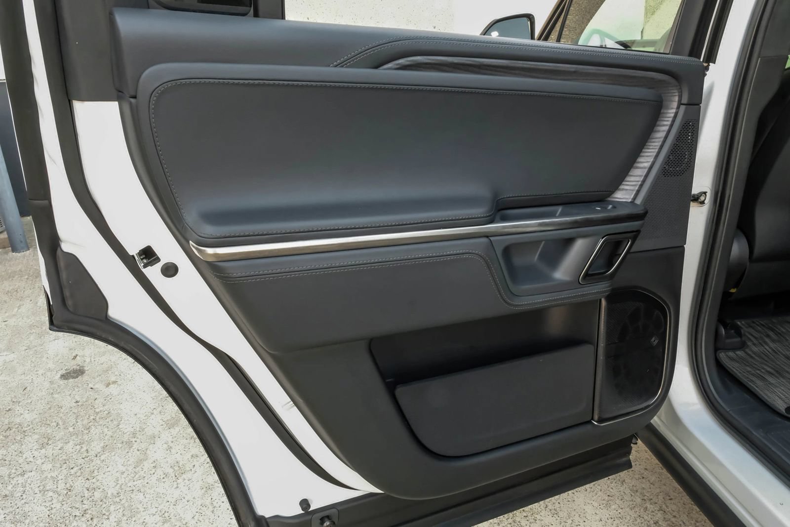 Used 2024 Rivian R1S Adventure AWD/4WD image 58