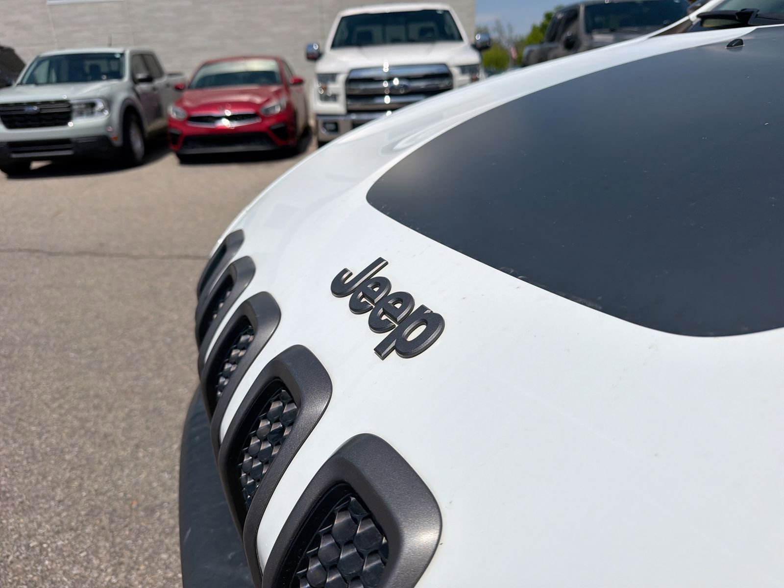 Used 2015 Jeep Cherokee Trailhawk w/ Cold Weather Group AWD/4WD image 16