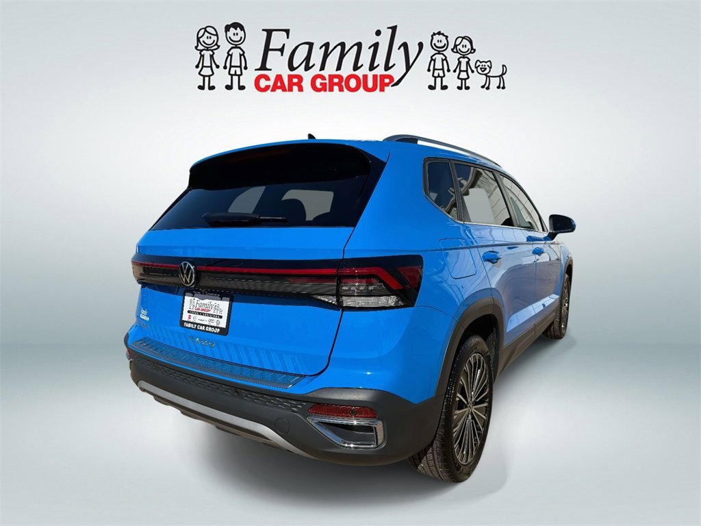Used 2025 Volkswagen Taos SE w/ Panoramic Sunroof Package image 3