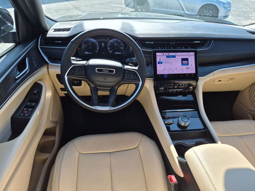 Used 2025 Jeep Grand Cherokee L Limited w/ Luxury Tech Group II image 27