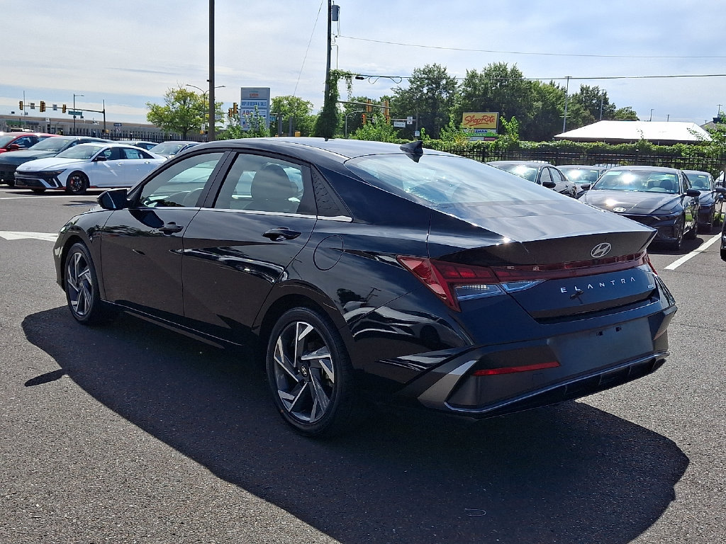 Certified 2025 Hyundai Elantra Limited FWD image 5