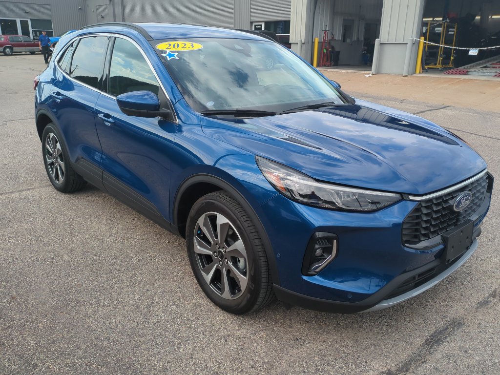 Used 2023 Ford Escape Platinum w/ Premium Technology Package image 4