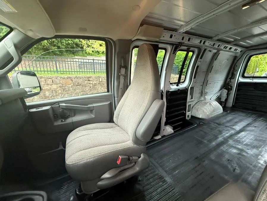 Used 2018 Chevrolet Express 2500 image 19