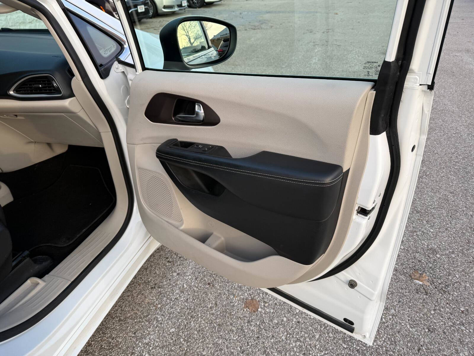 Used 2020 Chrysler Voyager LX FWD image 15