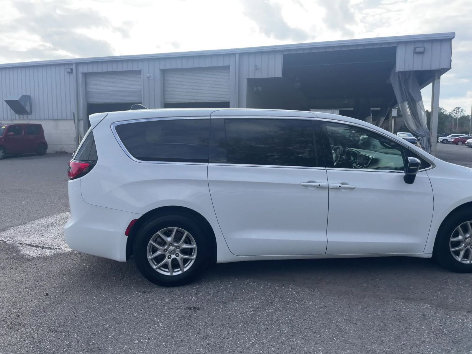 Used 2025 Chrysler Pacifica Select image 16