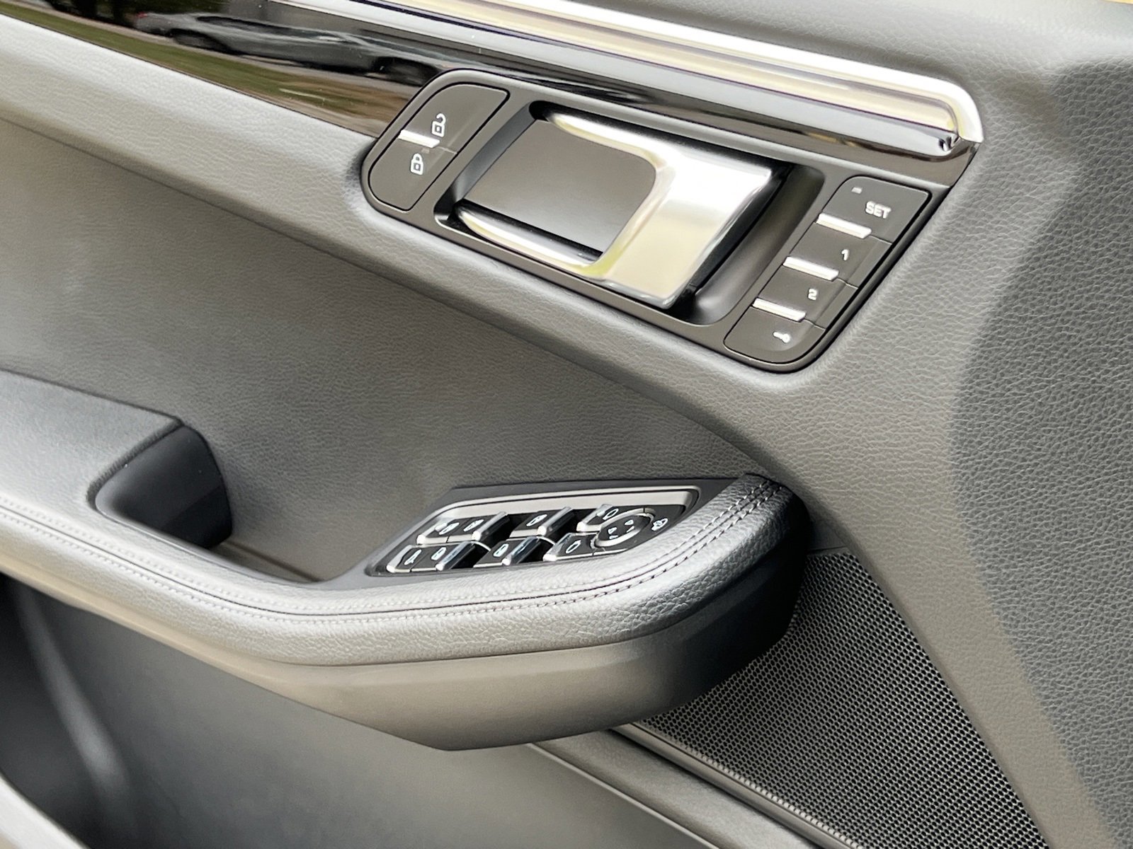 Certified 2025 Porsche Macan image 30