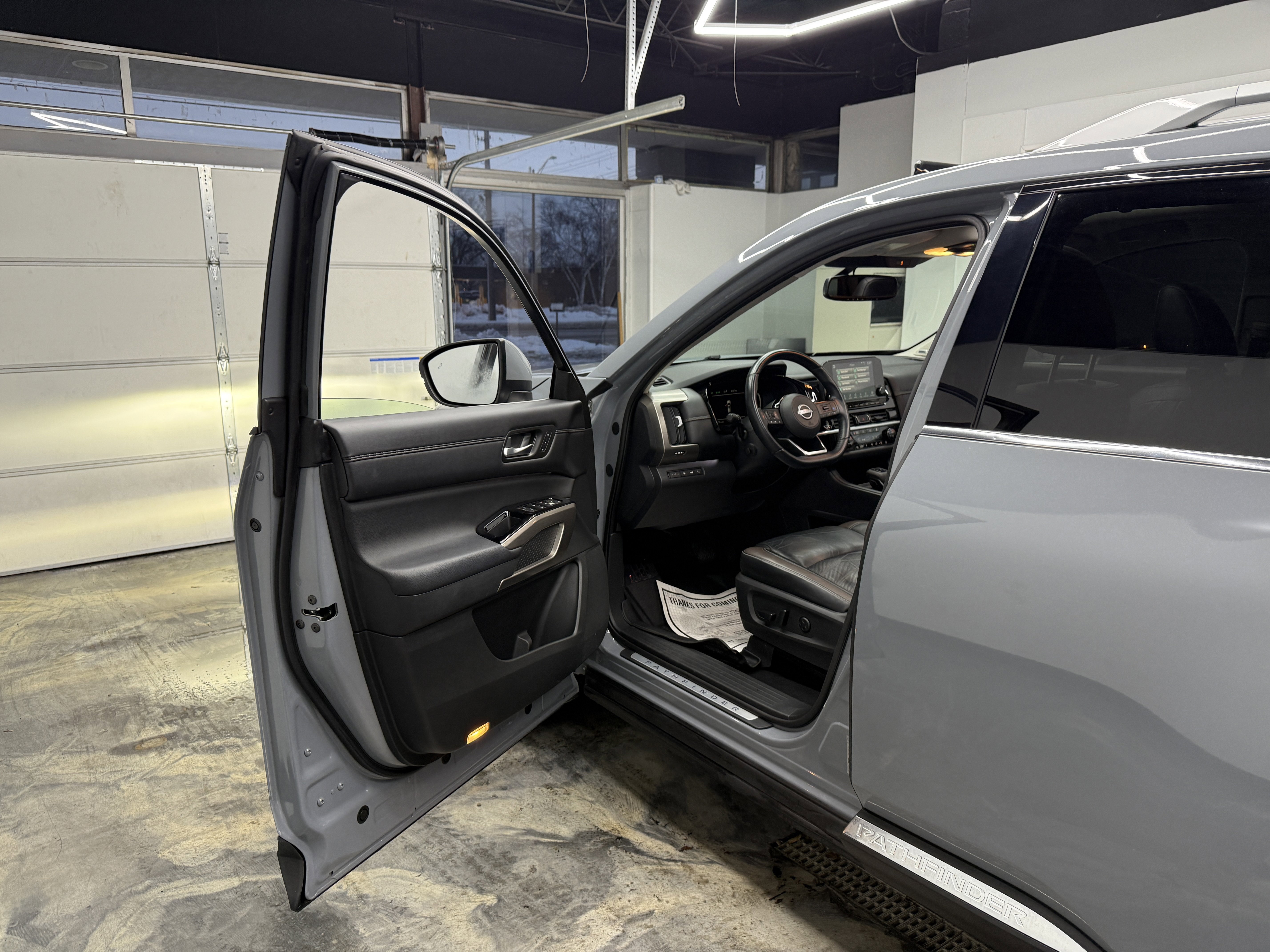 Used 2022 Nissan Pathfinder Platinum image 9