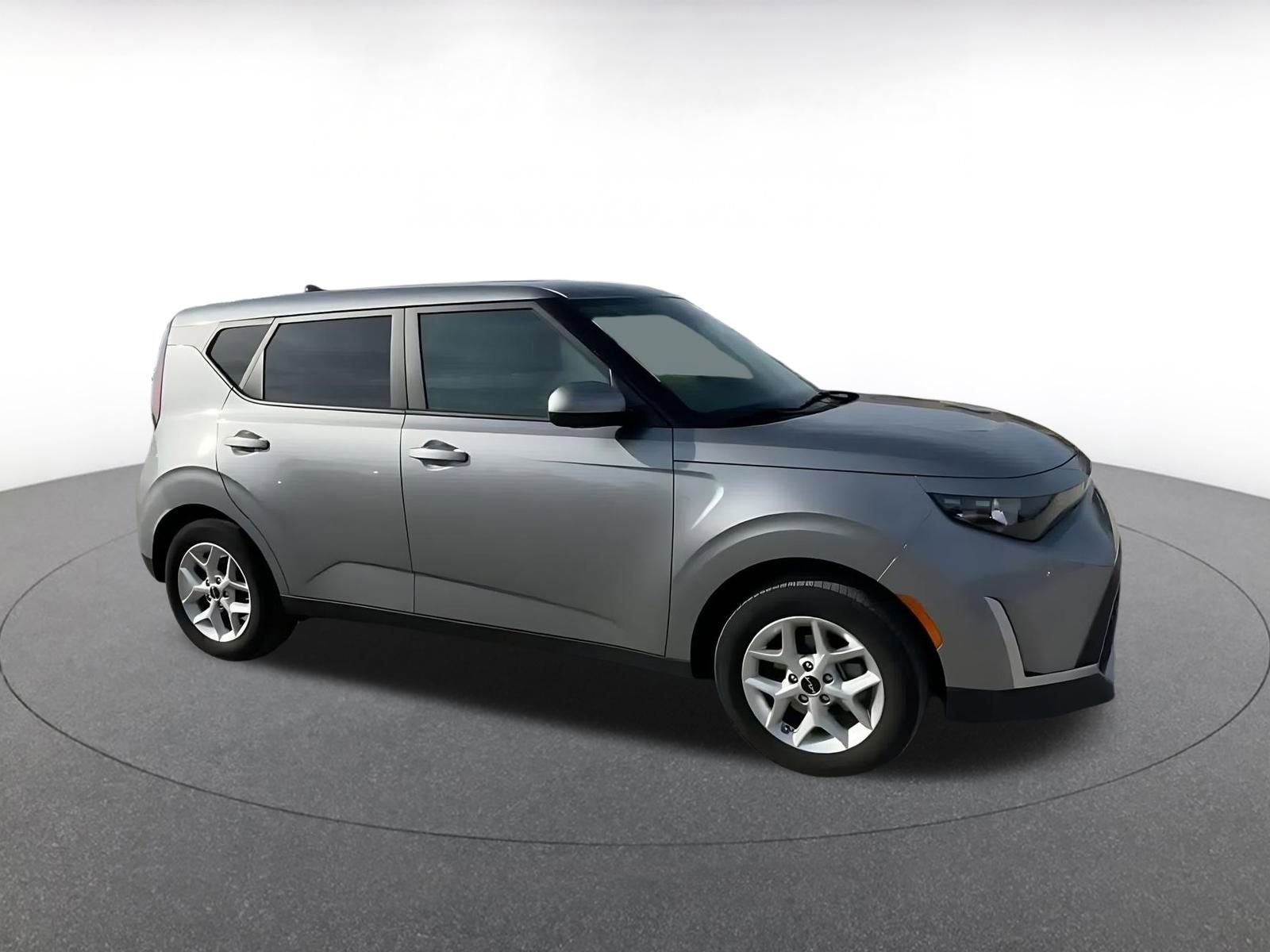 Used 2025 Kia Soul LX w/ LX Technology Package FWD image 2