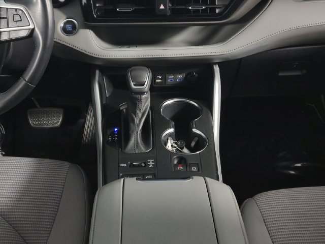 Used 2022 Toyota Highlander LE AWD/4WD image 25