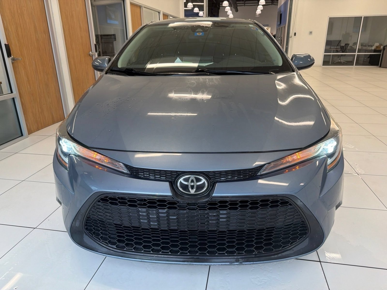 Used 2020 Toyota Corolla LE FWD image 2