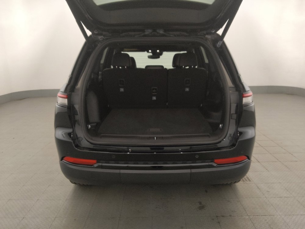 Used 2023 Jeep Grand Cherokee Altitude AWD/4WD image 29