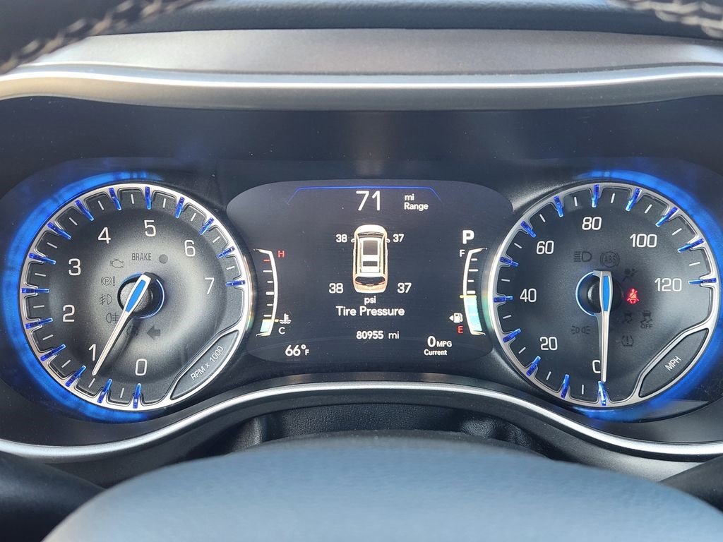 Used 2023 Chrysler Pacifica Touring-L image 17