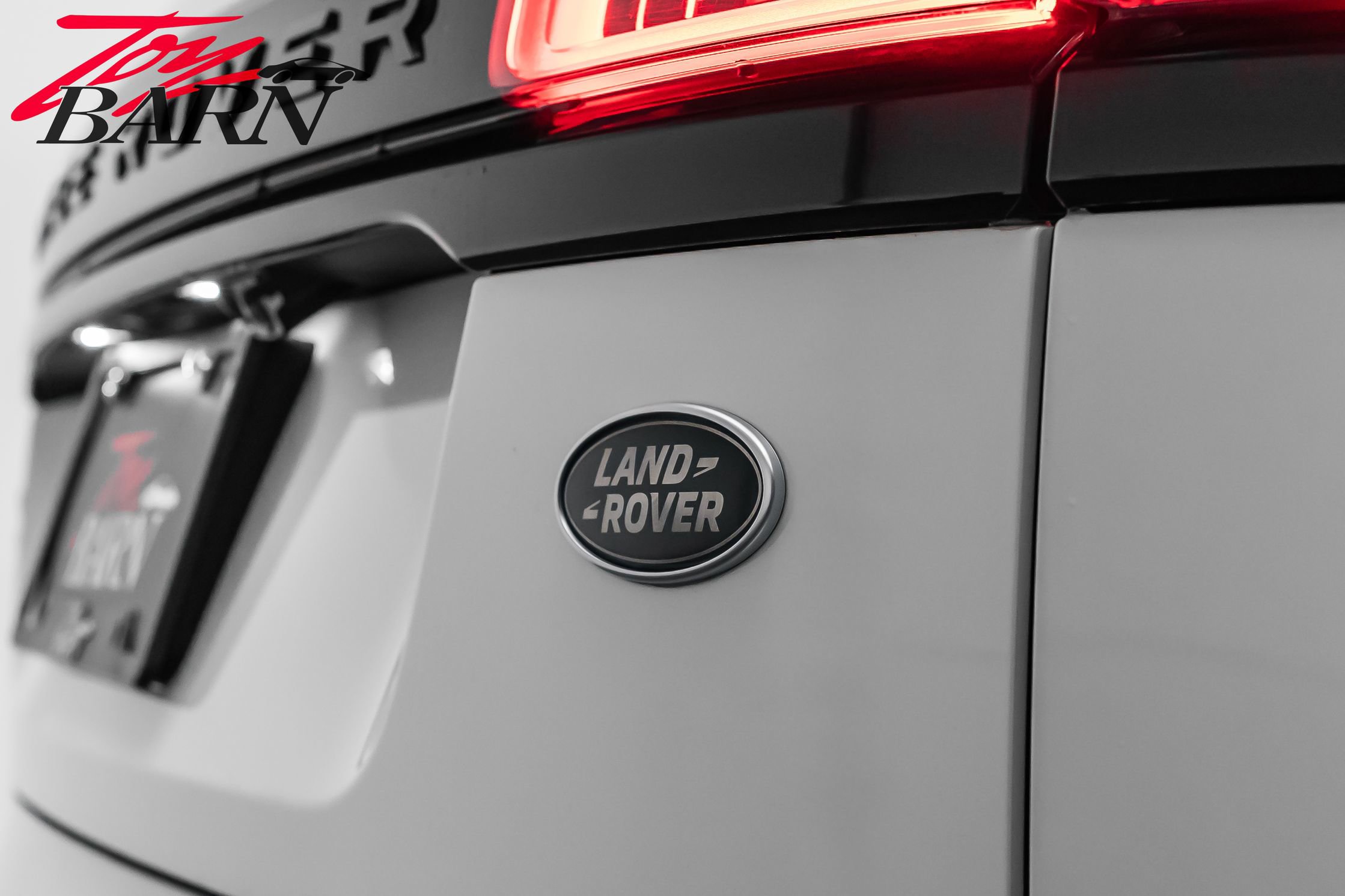 Used 2018 Land Rover Range Rover Velar R-Dynamic HSE image 14