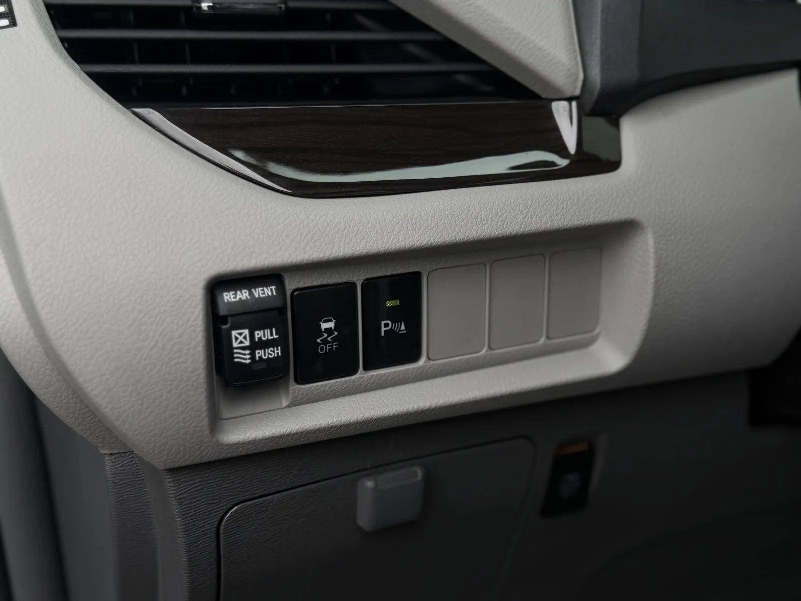 Used 2019 Toyota Sienna XLE w/ XLE Navigation Package FWD image 29