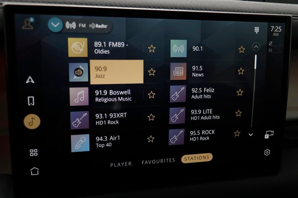 Used 2023 Land Rover Defender 130 SE image 9