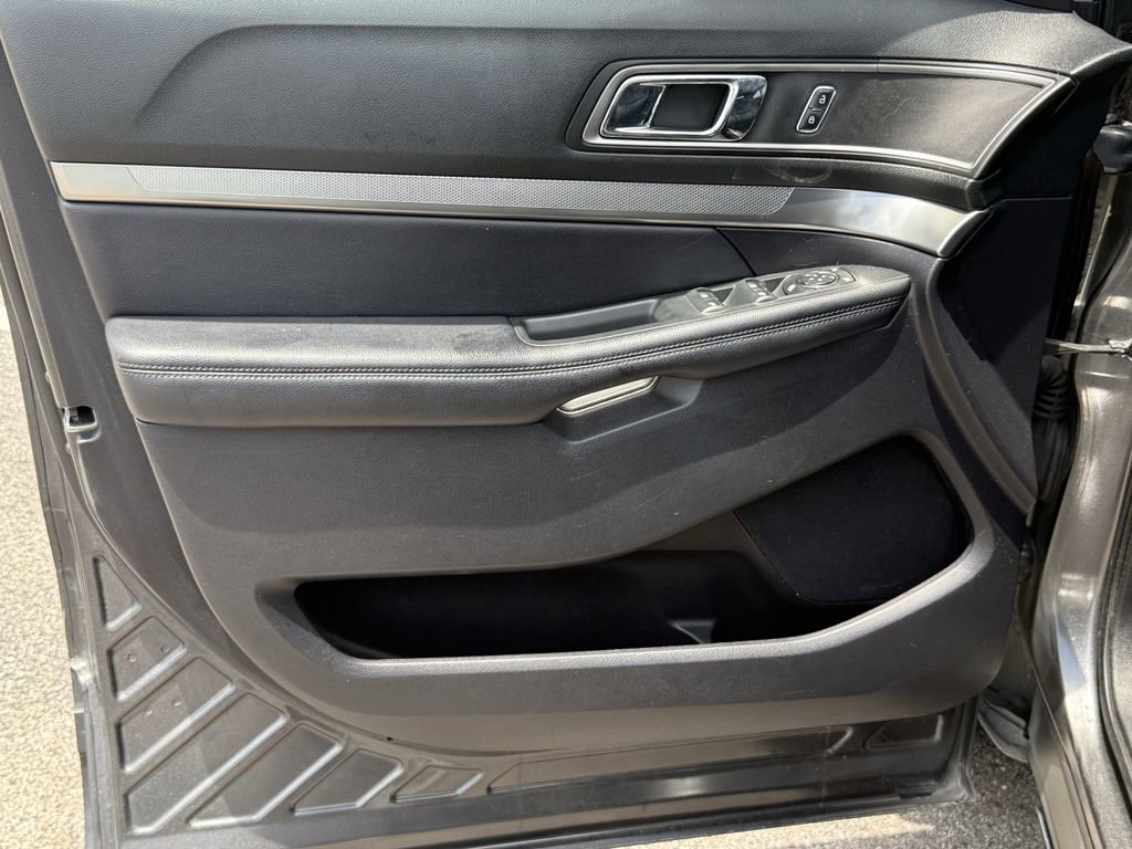 Used 2019 Ford Explorer XLT w/ Equipment Group 202A FWD image 10