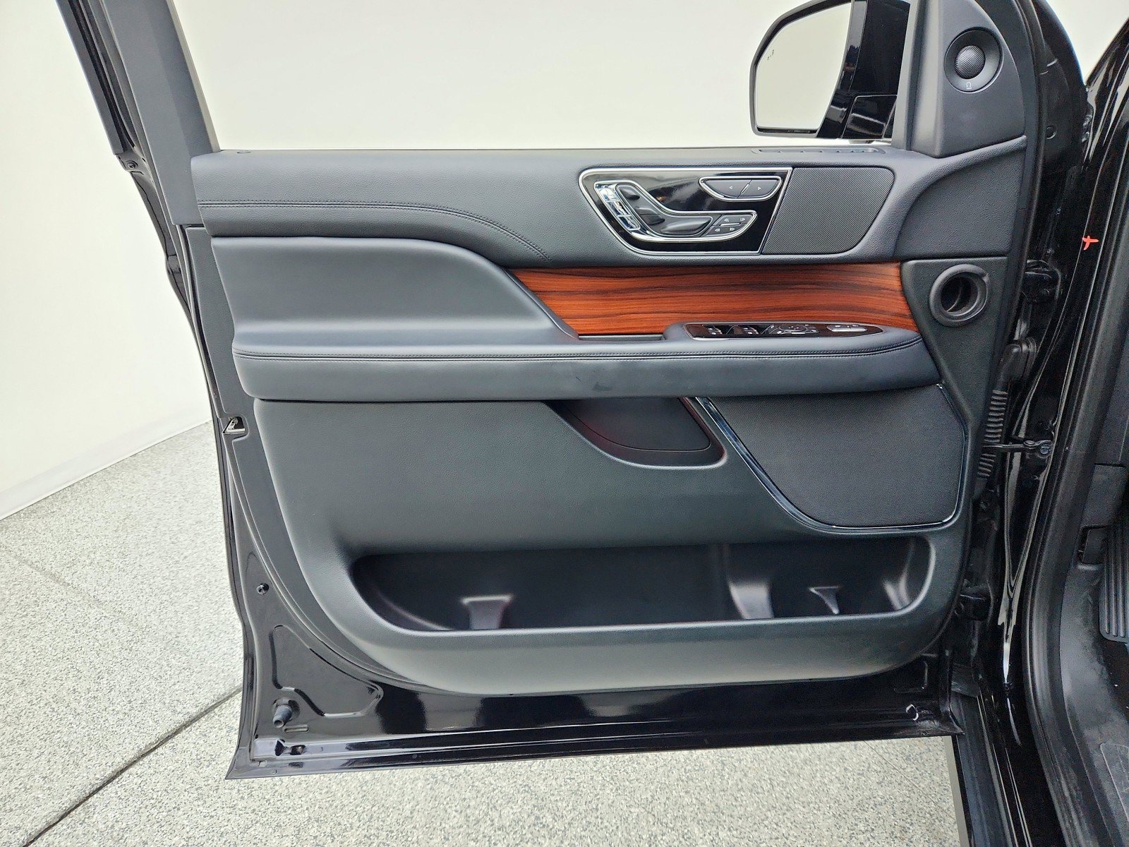 Used 2024 Lincoln Navigator Reserve image 23