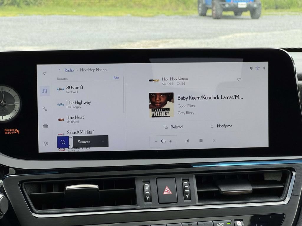 Used 2025 Lexus ES 300h w/ Technology Package FWD image 3