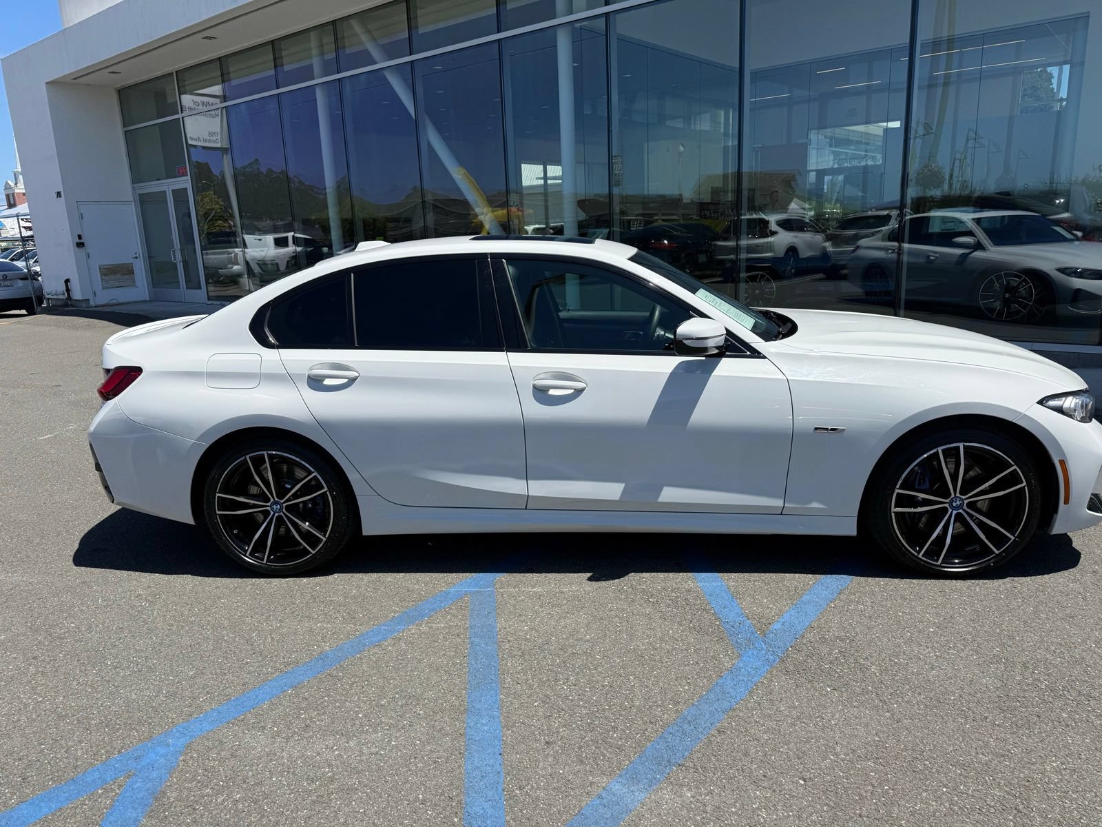 Used 2023 BMW 330e w/ M Sport Package RWD image 8