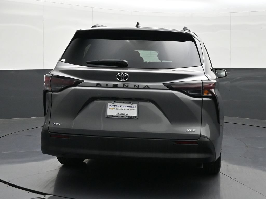 Used 2026 Toyota Sienna XLE FWD image 4