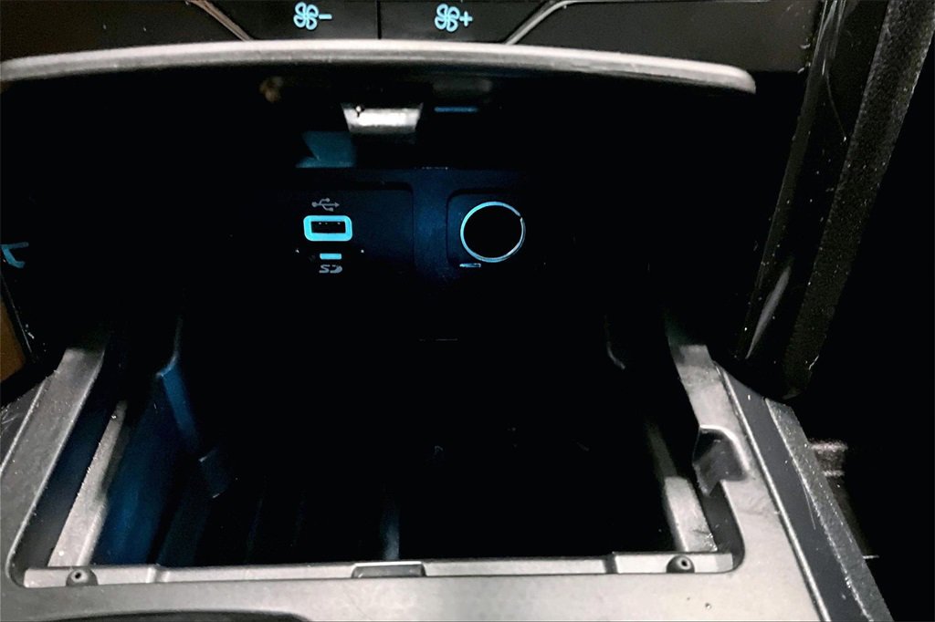 Used 2016 Ford Explorer XLT w/ Equipment Group 202A image 16