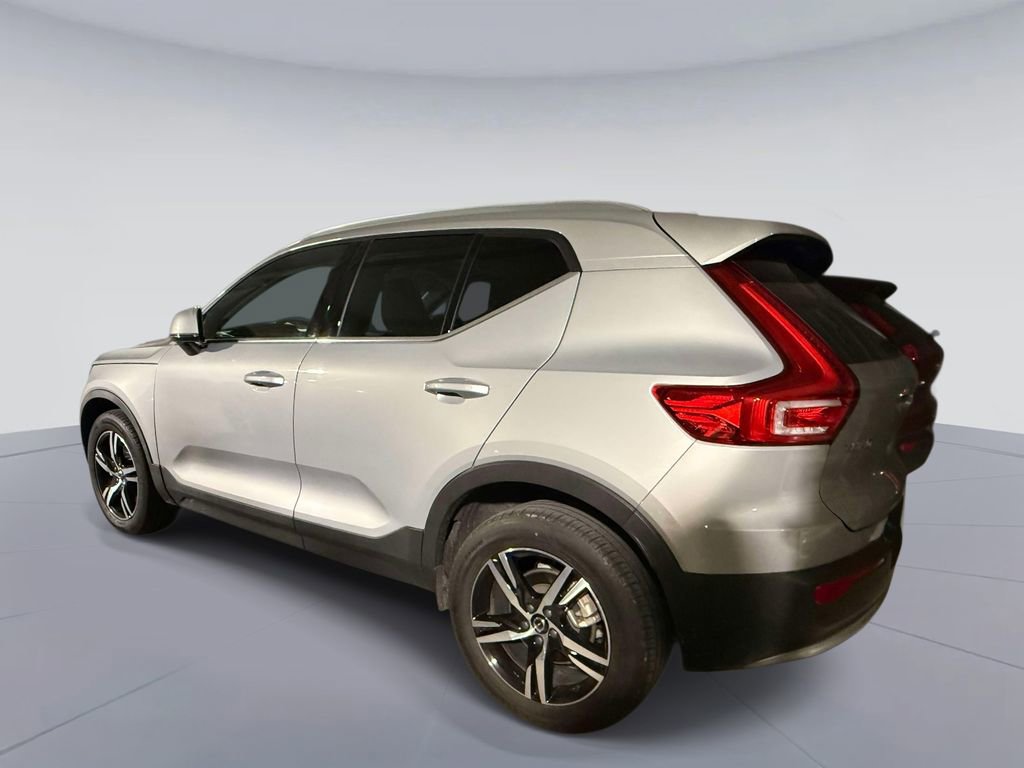 Used 2023 Volvo XC40 B5 Plus w/ Driver Assist Package AWD/4WD image 4