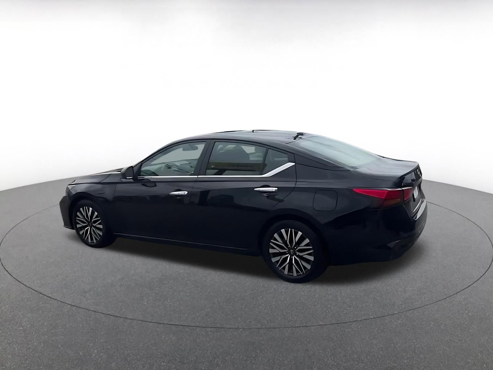 Used 2025 Nissan Altima 2.5 SV FWD image 10