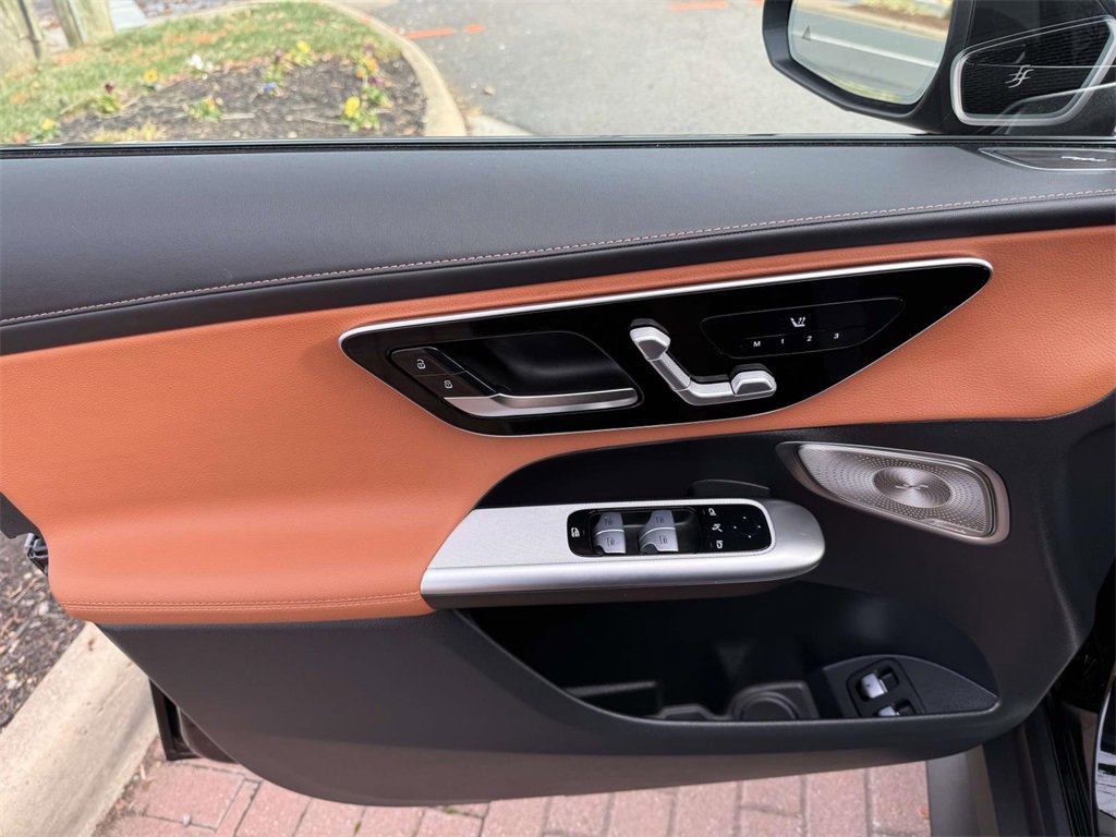 Used 2025 Mercedes-Benz GLC 350e 4MATIC image 10