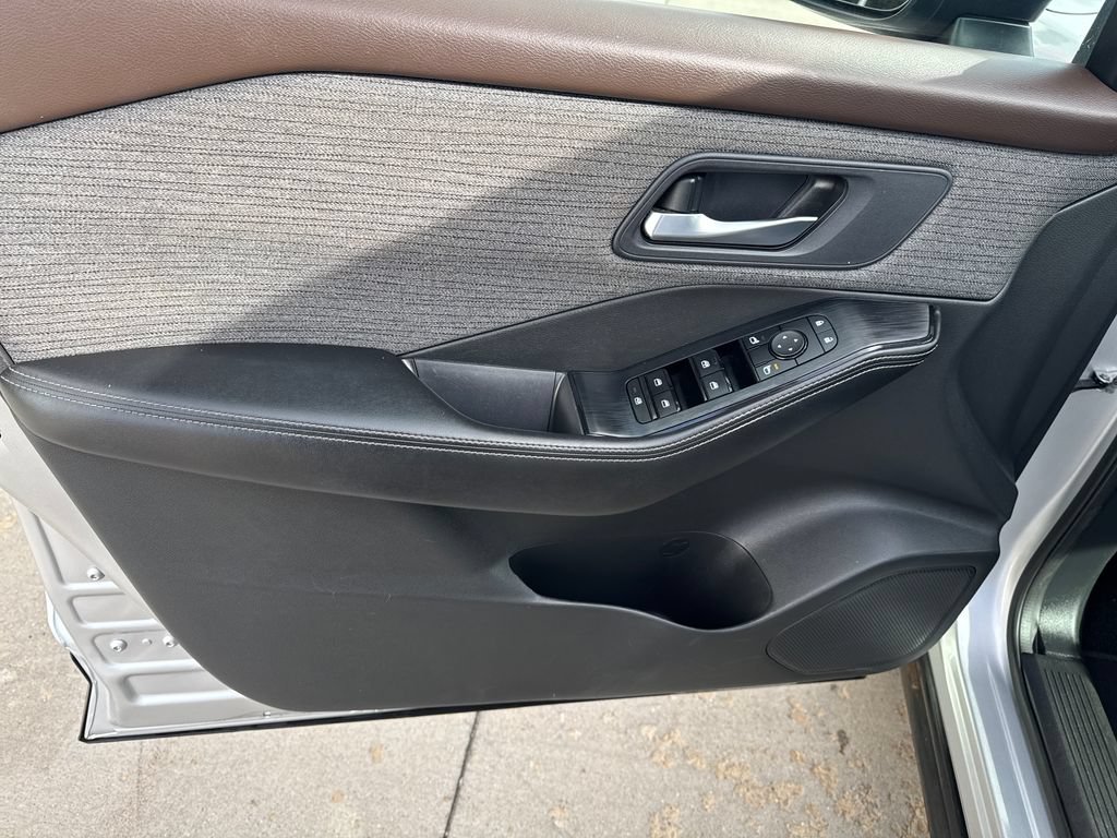 Used 2022 Nissan Rogue SV AWD/4WD image 11