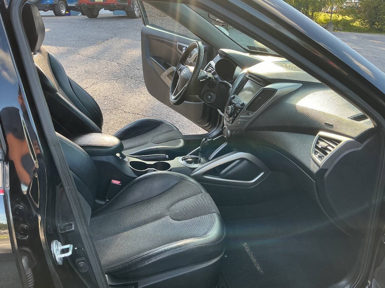 Used 2012 Hyundai Veloster w/ Style Pkg FWD image 5