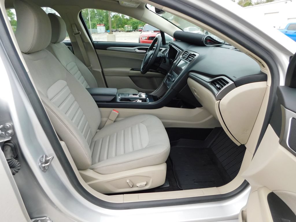 Used 2019 Ford Fusion SE FWD image 18