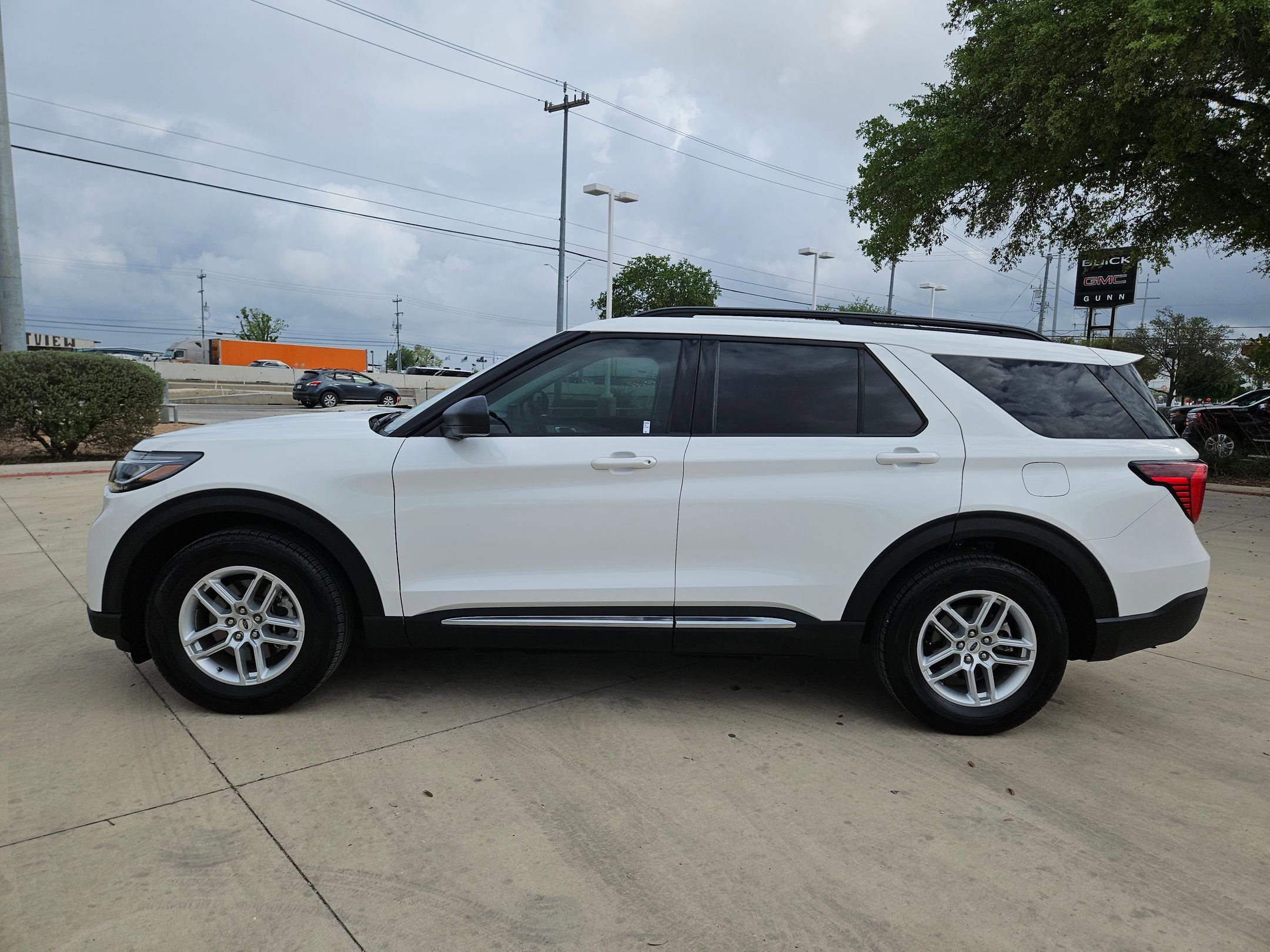Used 2025 Ford Explorer Active w/ Active Comfort Package RWD image 6