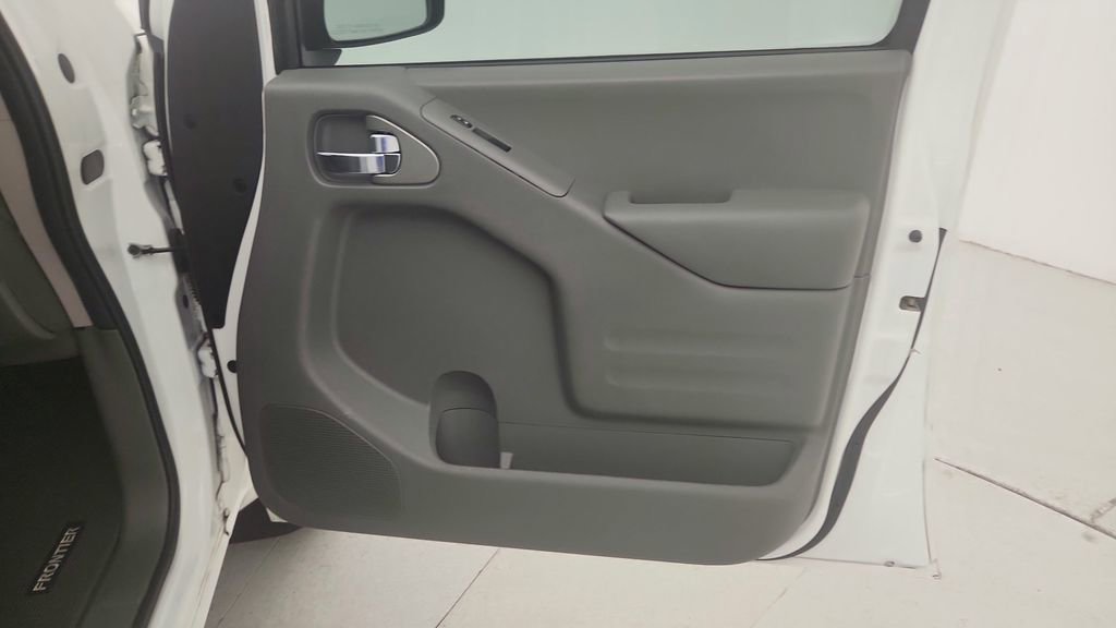 Used 2017 Nissan Frontier SV w/ SV Value Truck Package RWD image 30