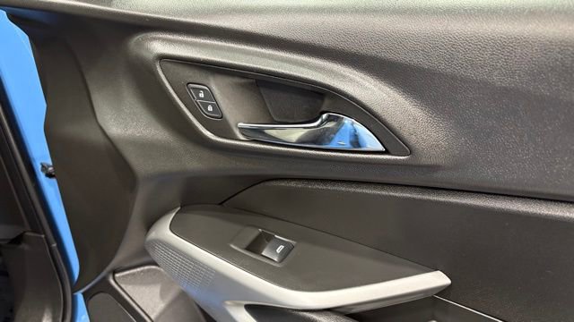 Used 2024 Chevrolet Trax RS w/ Sunroof Package FWD image 25