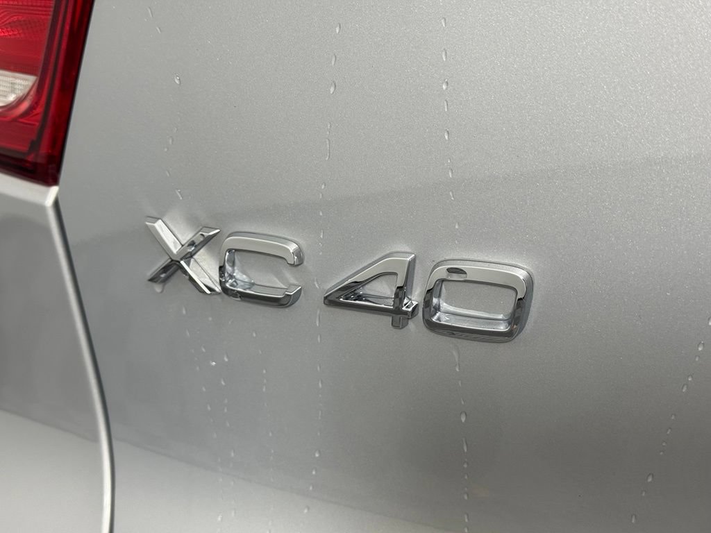 Certified 2025 Volvo XC40 B5 Plus AWD/4WD image 7