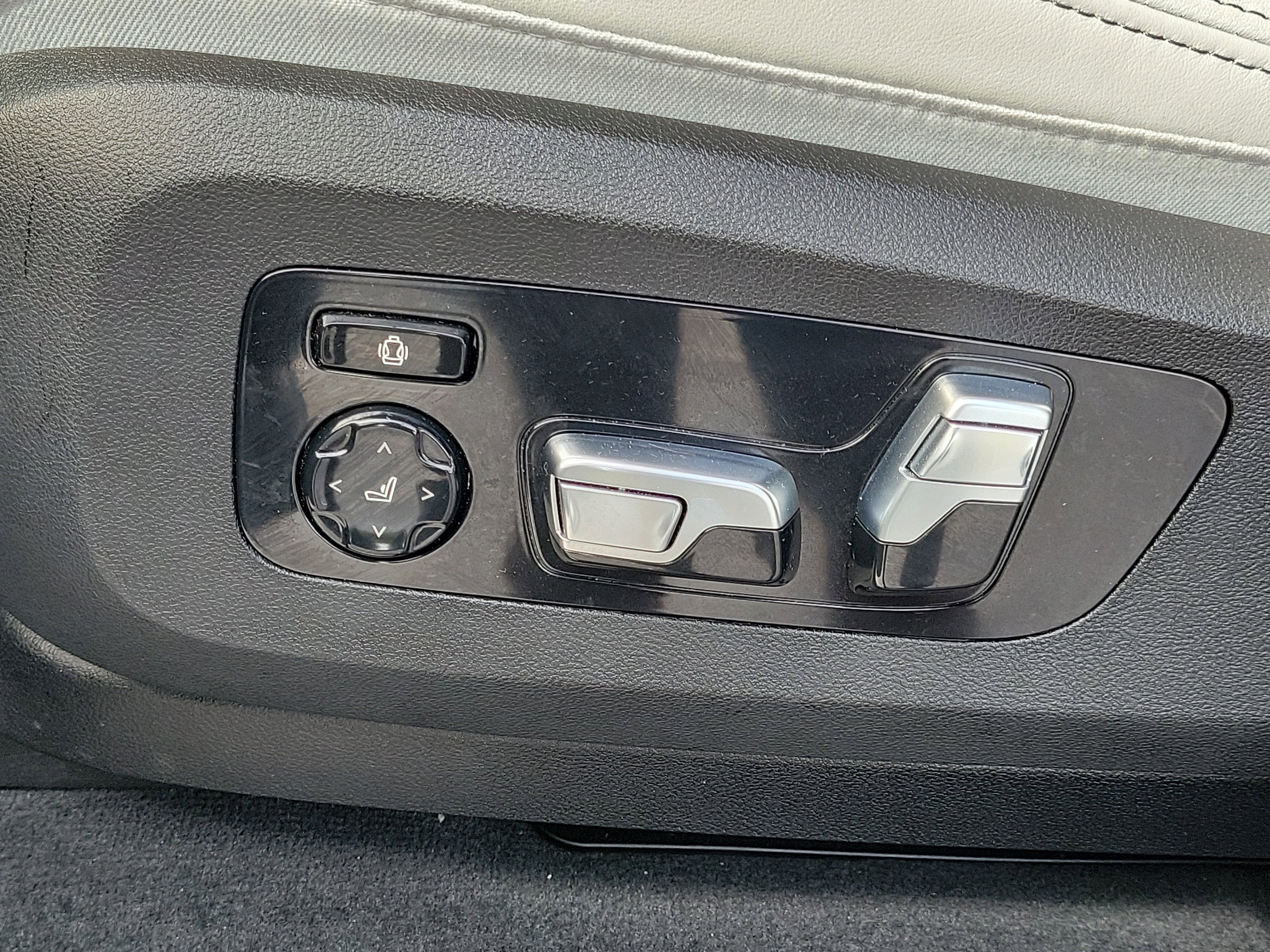 Certified 2024 BMW X5 sDrive40i w/ Climate Comfort Package RWD image 22