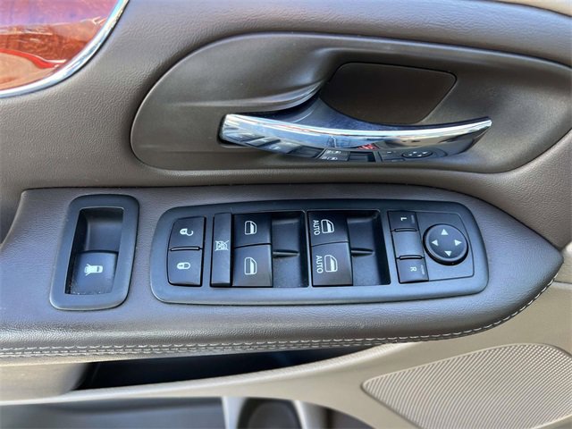 Used 2013 Chrysler Town & Country Touring-L w/ Driver Convenience Group image 11