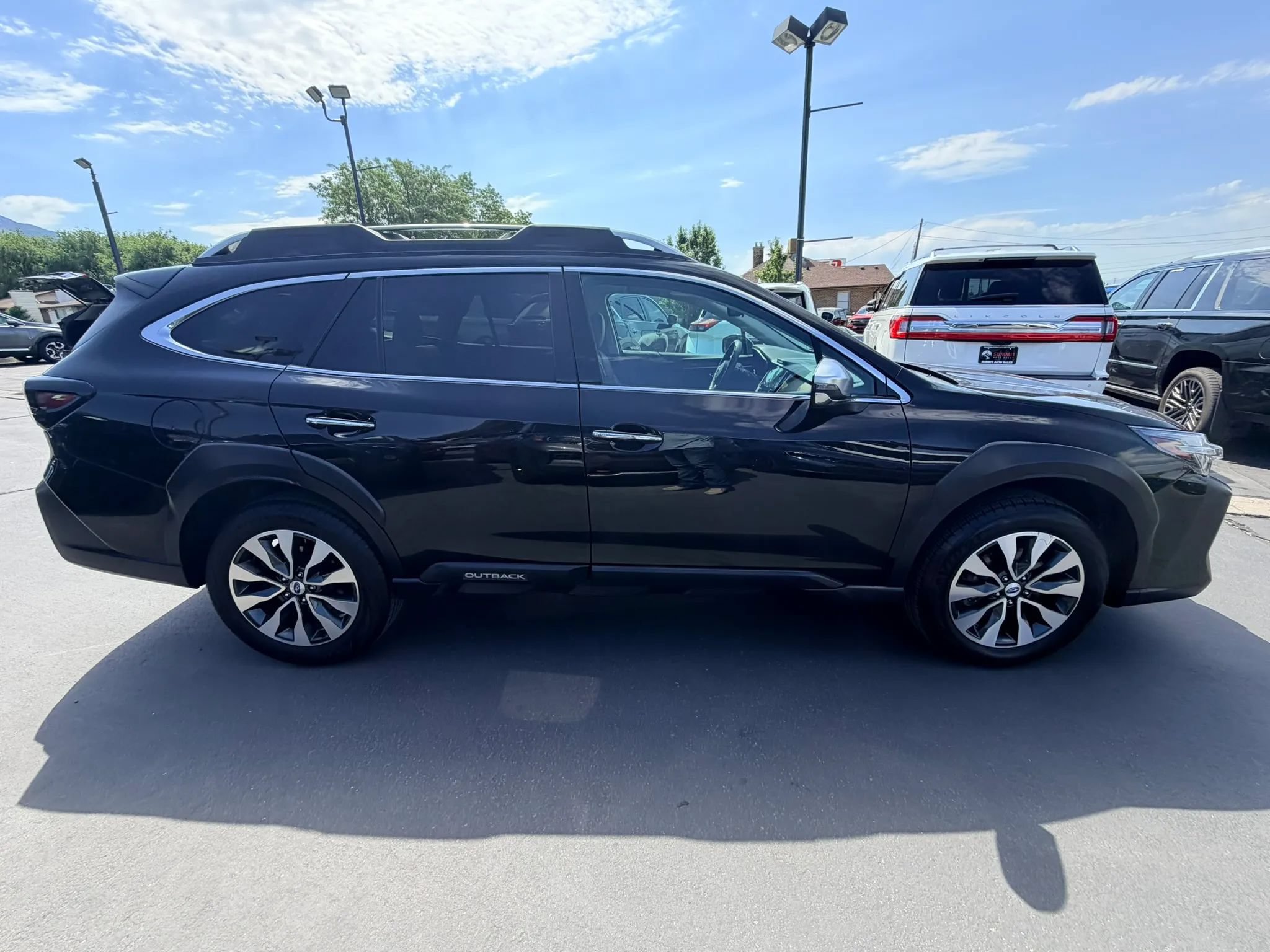 Used 2023 Subaru Outback Touring AWD/4WD image 3