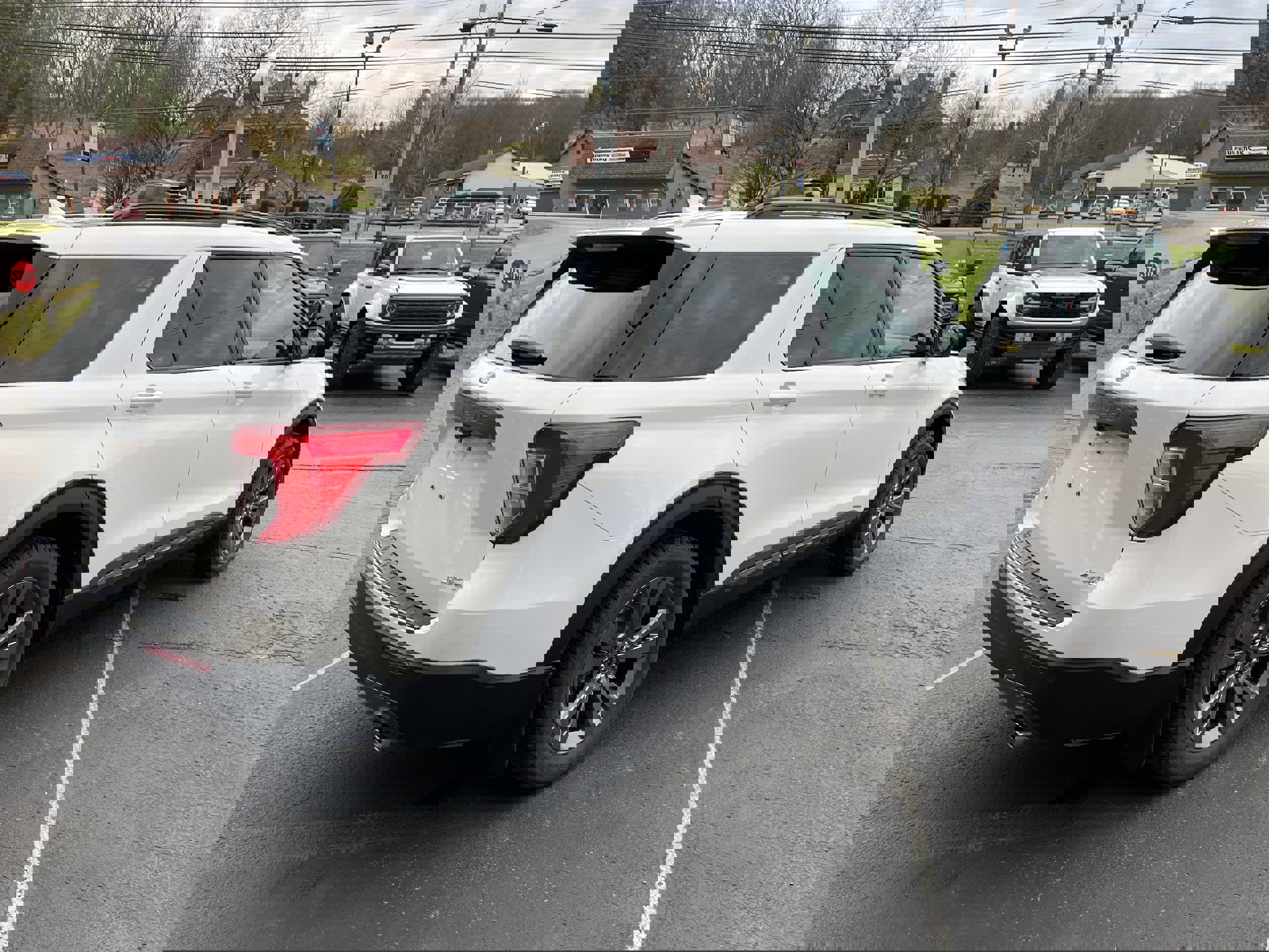 Used 2021 Ford Explorer XLT w/ Equipment Group 202A image 6