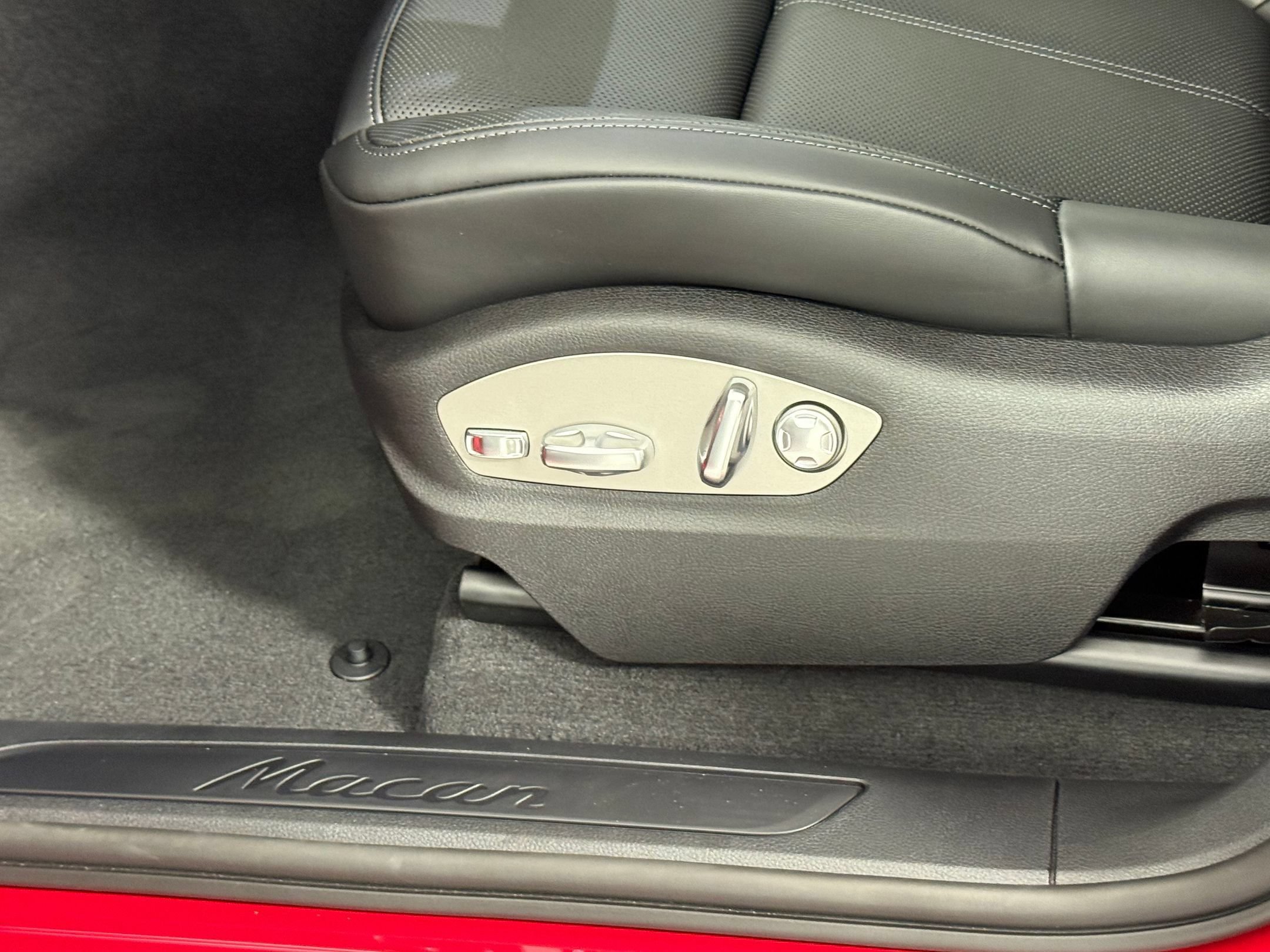 Certified 2026 Porsche Macan AWD/4WD image 14