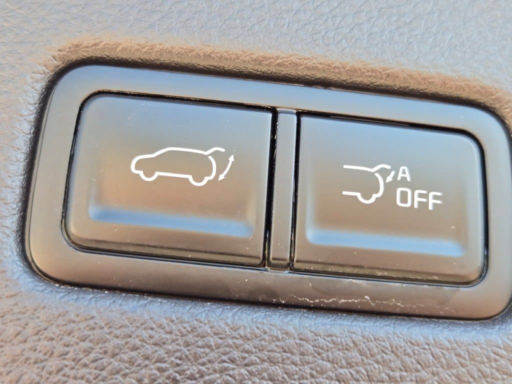 Used 2025 Kia Carnival EX FWD image 19