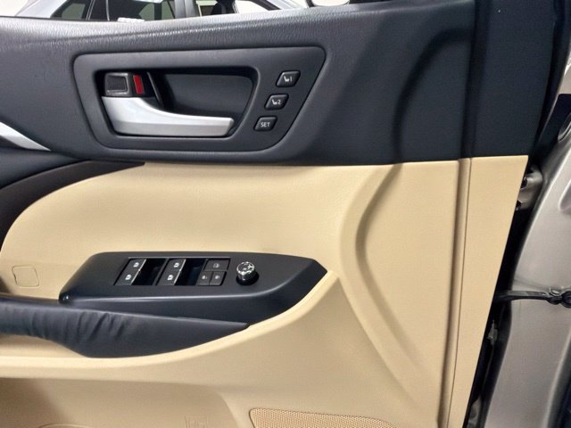 Used 2015 Toyota Highlander Limited AWD/4WD image 29