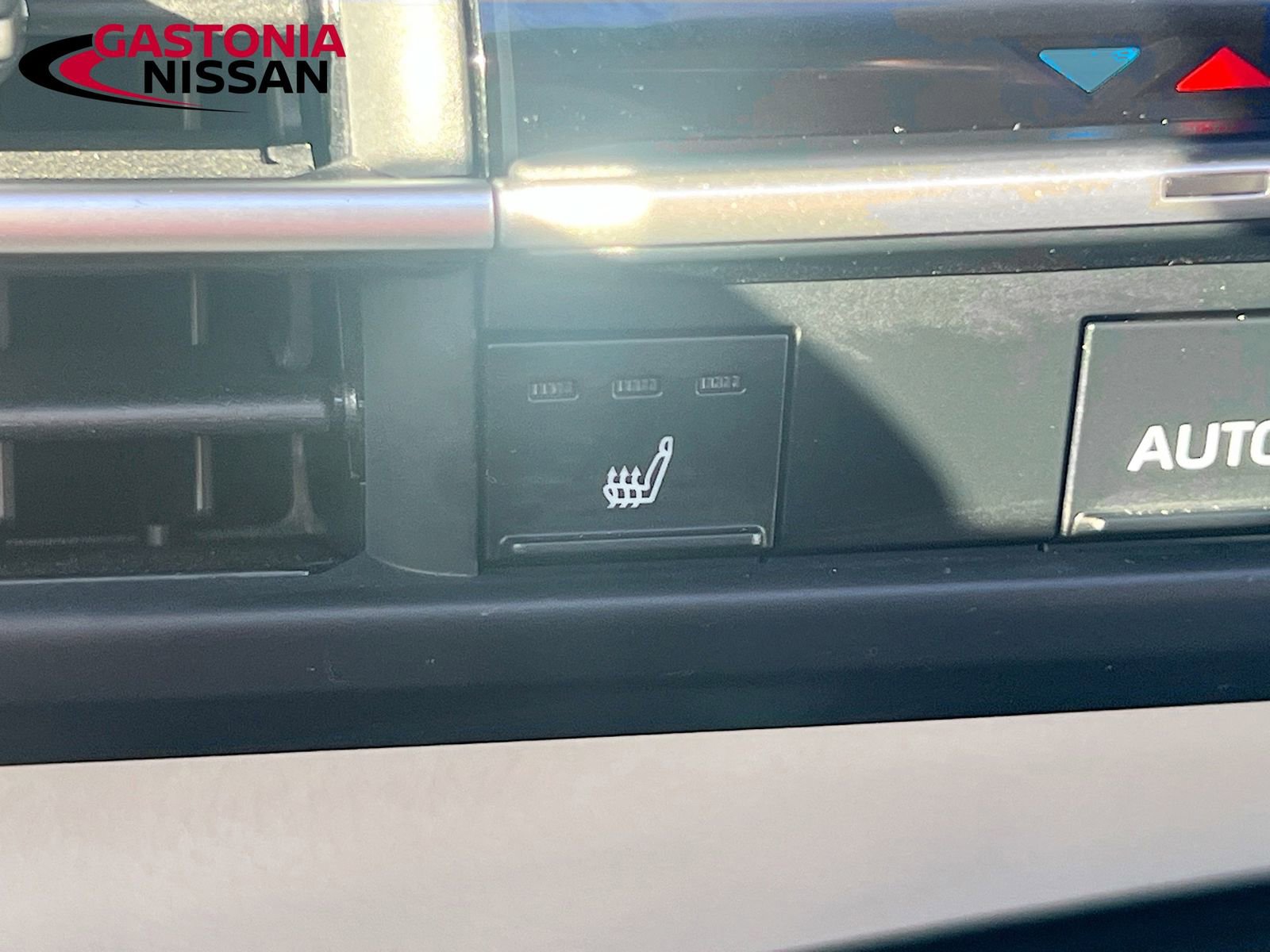 Used 2025 Toyota Sienna XLE image 27