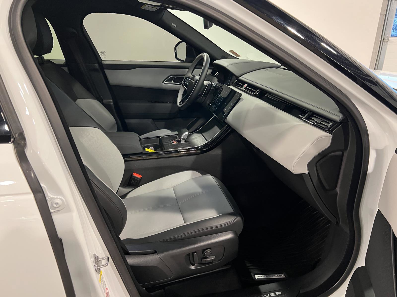 Used 2026 Land Rover Range Rover Velar Dynamic SE image 37
