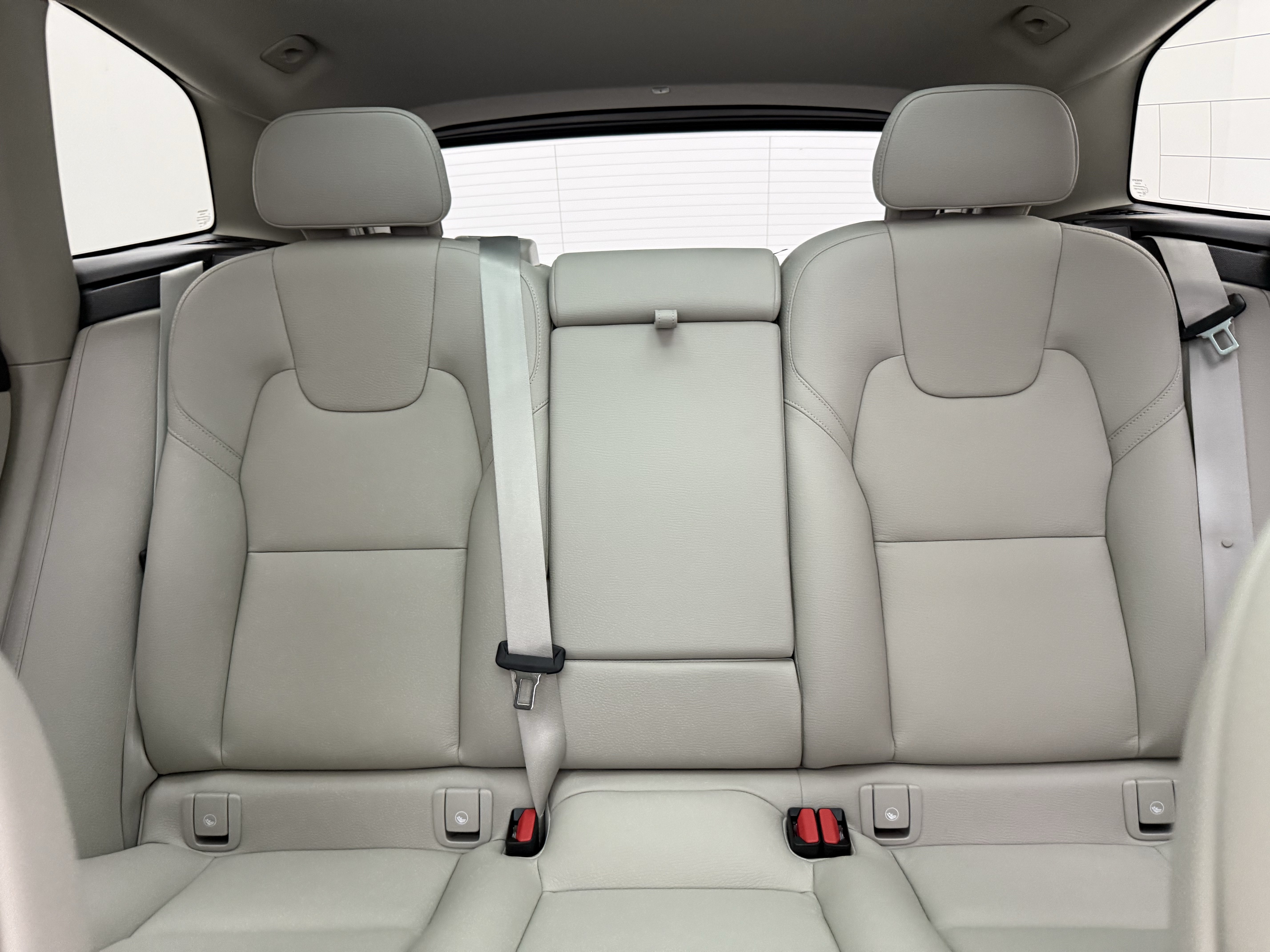 Certified 2025 Volvo XC60 B5 Plus w/ Protection Package Premier AWD/4WD image 27