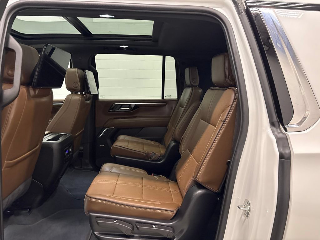 Used 2025 Chevrolet Suburban High Country AWD/4WD image 31
